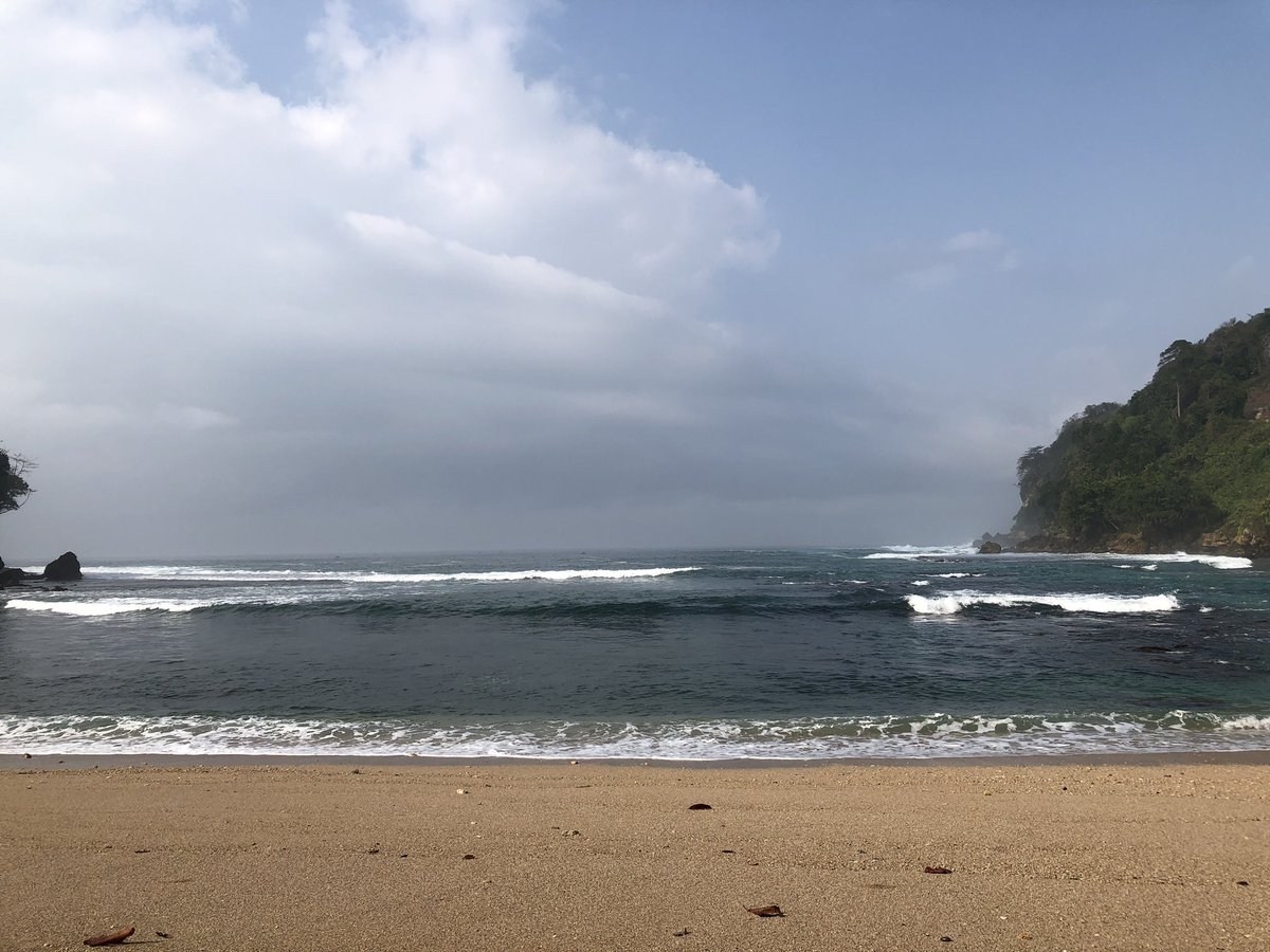 pwetygewd's tweet photo. Puas banget ke pantai beneran santai, cuma duduk liatin laut, nikmatin anginnya trus tidur bawah pohon. https://t.co/8B9EiLcUc1
