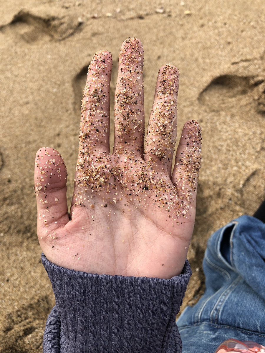 pwetygewd's tweet photo. Puas banget ke pantai beneran santai, cuma duduk liatin laut, nikmatin anginnya trus tidur bawah pohon. https://t.co/8B9EiLcUc1