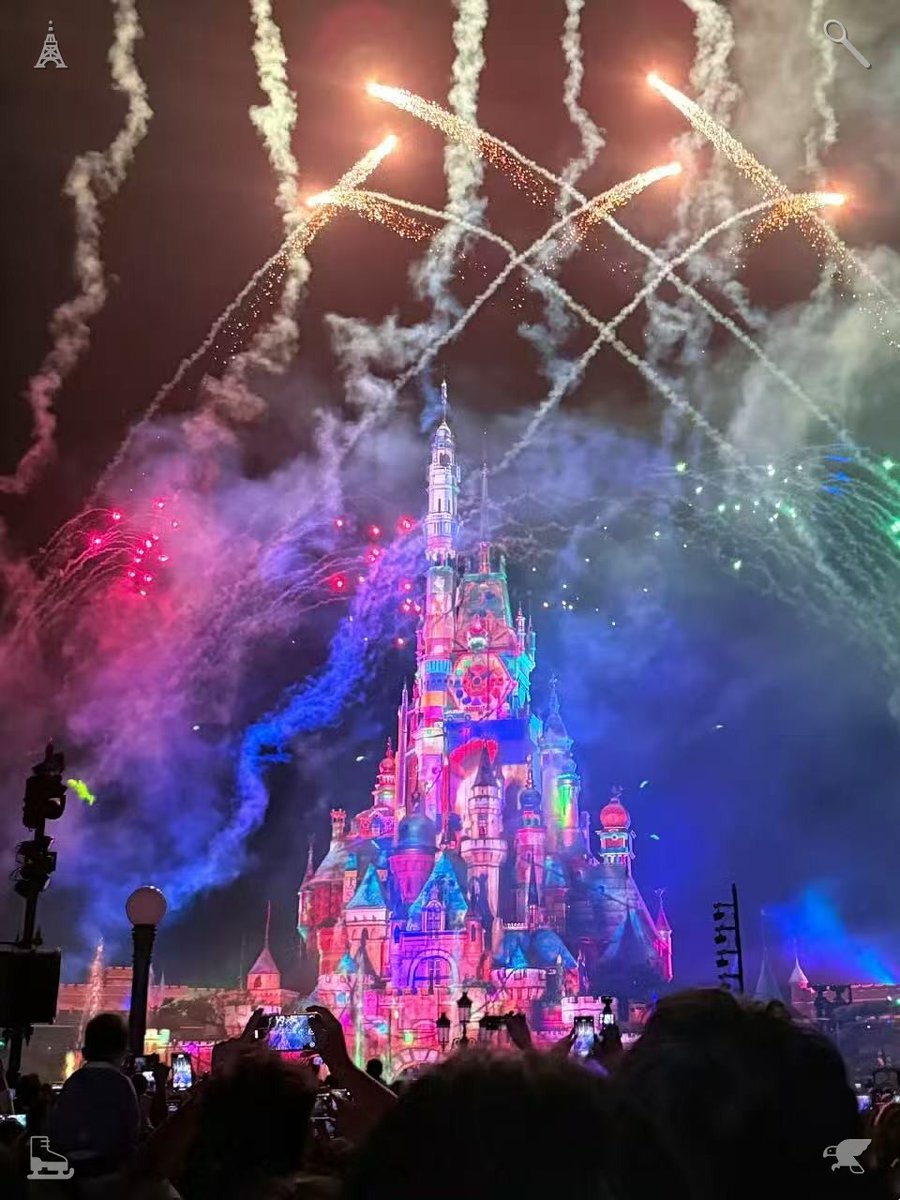 TatenPhillips's tweet photo. Snap enchanting vacation photos at every charming Disney corner. The ideal mix of whimsical design, gentle illumination, and bustling energy turns each shot into a storybook classic. 🥲A winter weekend guidebook for family explorations https://t.co/mzMA6omHrC