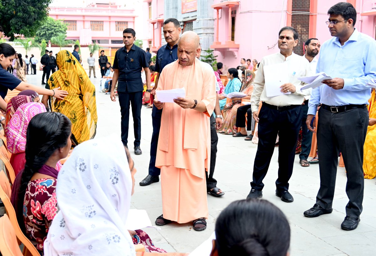 CMOfficeUP's tweet photo. लोक-कल्याण प्राथमिकता, सुशासन प्रतिबद्धता।

मुख्यमंत्री @myogiadityanath जी ने आज @GorakhnathMndr परिसर में आयोजित 'जनता दर्शन' में विभिन्न जनपदों से आए लोगों की समस्याएं सुनीं तथा संबंधित अधिकारियों को जनसमस्याओं के त्वरित, प्रभावी एवं समयबद्ध निराकरण हेतु निर्देशित किया। https://t.co/jH4tDoKbHo