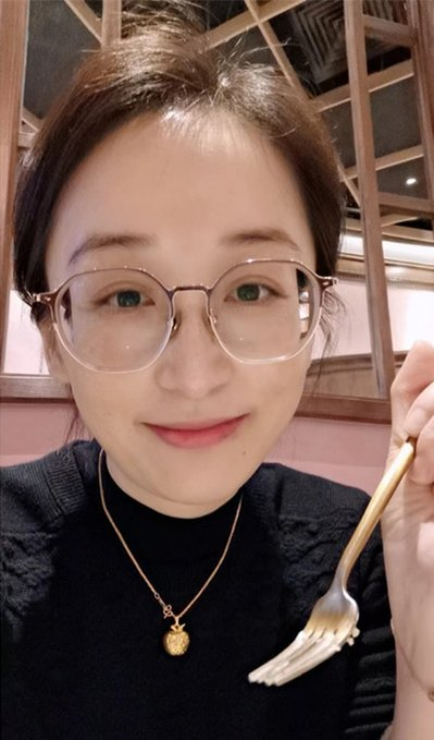 Hop4Toy's tweet photo. 最近在推特认识一位粉丝家长。他说她老婆最近带娃出去旅游了，乘着这个机会想跟我偷情。我很沉溺于这种跟有妇之夫偷情的感觉。在酒店平躺着让他趴上来，我一边抚摸他大腿内侧，一边在下面给他口交，口到他受不了直接把我按在床上挑开内裤反过身来用手压着我的身子，让他的武器更加深入， https://t.co/onGEOZduUN