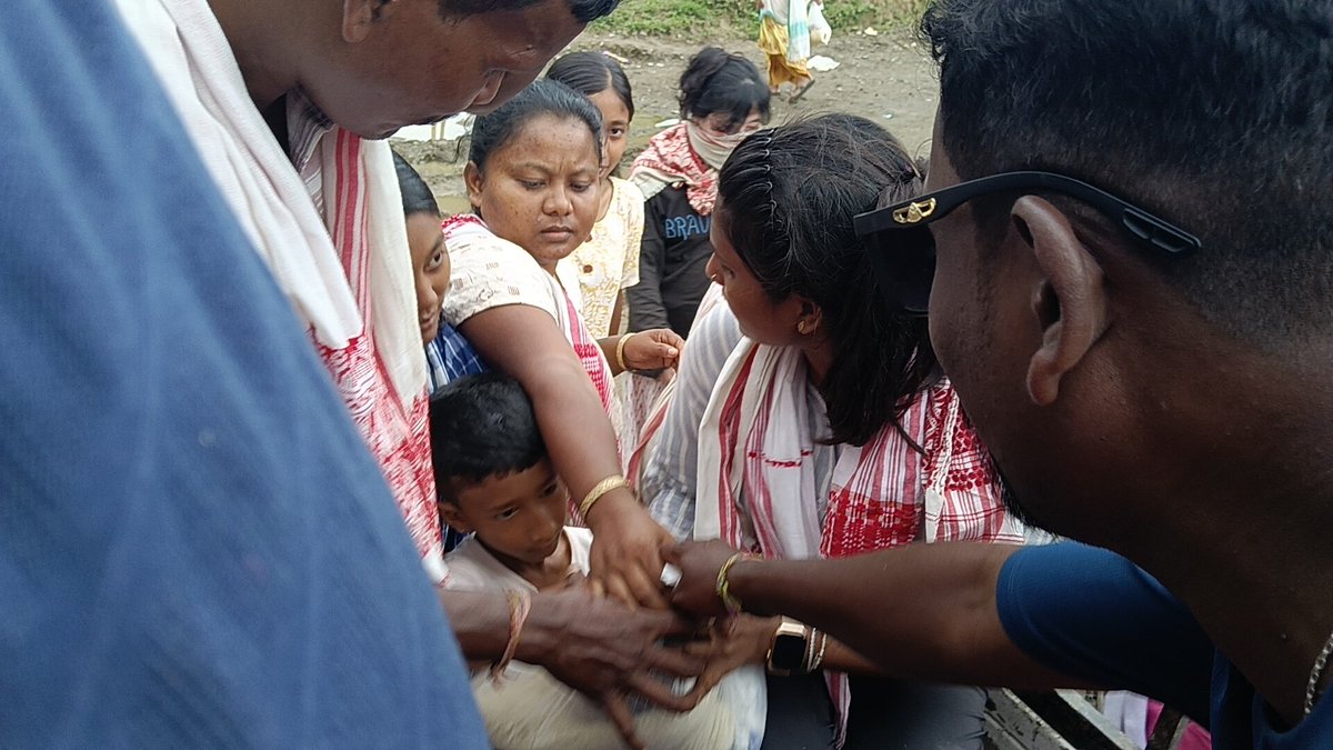 RekhaTuri's tweet photo. Assam mein  Flood  prit Parivar ko Kiya Maine aap sabhi ka madad se UN sabhi ko madad aap sabhi ko thank u so Mach #assmflood2026 #all #followforfollowback #highlight #lndia https://t.co/db0KxV2Iuv
