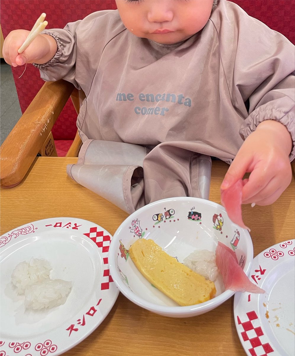 ngjj_r's tweet photo. 一歳児と初めてワンオペスシローに行きました

👶が食べたもの
とろサーモンのネタ
サーモンのネタ
大トロのネタ
マグロのネタ
カツオのネタ
卵のネタ
ホタテのネタ

👩が食べたもの
とろサーモンのシャリ
サーモンのシャリ
大トロのシャリ
マグロのシャリ
カツオのシャリ
卵のシャリ
ホタテのシャリ https://t.co/XWeZgXVQuO