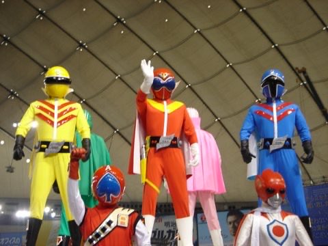 swordfishkaz's tweet photo. 二十年前の夏は、仮面ライダー35周年&amp;スーパー戦隊30作目のアニバーサリーで、なんと東京ドームのグランドアリーナに、歴代ライダー&amp;戦隊が集結するスーパーイベントが開催された！
買ったばかりのデジカメで撮りまくり、半分はピンぼけだった…… https://t.co/74698c8XtS