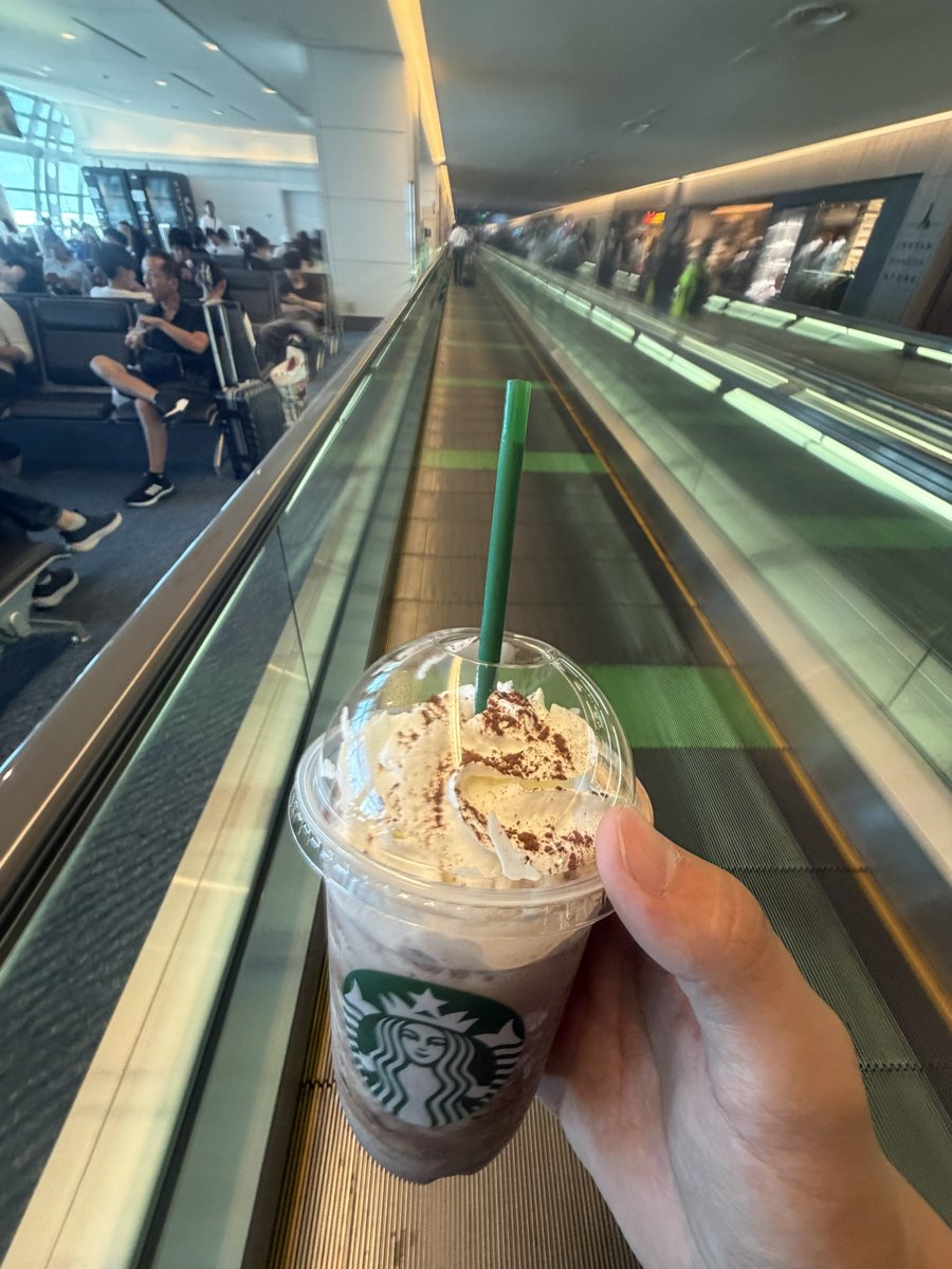 yugahasc77's tweet photo. 羽田で帰る時は必ずダークモカチンポフラペチーノって決めてる。 https://t.co/XX1WL5Ypr2