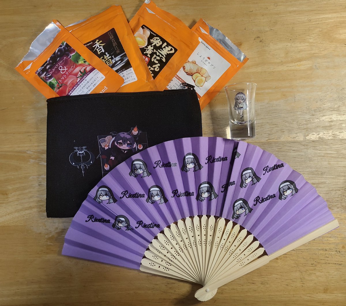 a722869858's tweet photo. グッズ届いたー
小物入れは普段職場で飲んでいる、サプリを入れている100均のポーチがボロボロなので早速交換
グラスは職場での歯ブラシ立てに
扇子はコミケで大活躍する予定 https://t.co/p25KEKSXqN