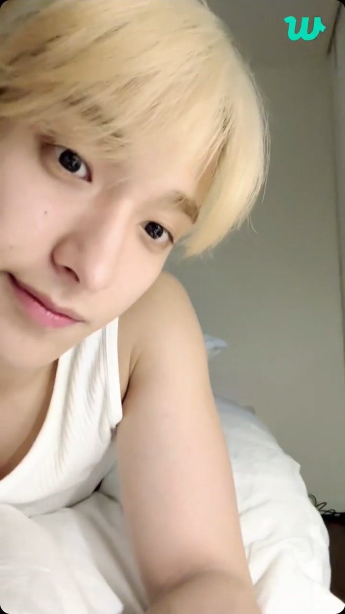 babehchildd's tweet photo. rutinitas gue tiap malam:

nontonin live dokyeom blonde cantik centil manis lucu. yang kutangan putih sih paling sering diputerin soalnya ELU CANTIK BANGET heyy, blonde ntikk centil https://t.co/az4RSxLGMk