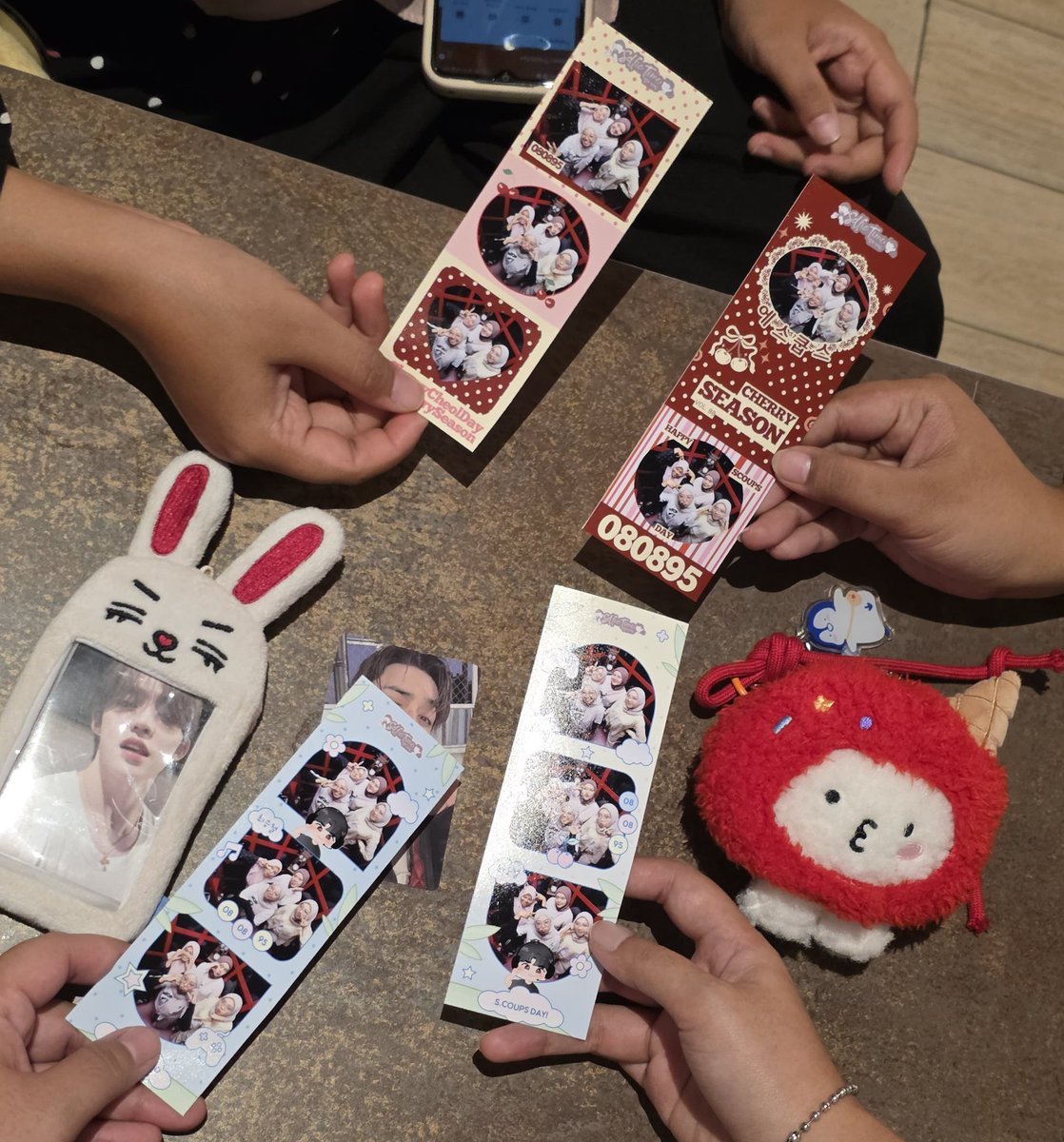 hoshibaeee's tweet photo. kata chia : orang juga ga bakalan ngira kita baru pertama kali ketemu😆

~ bersama teman2 99z ku @woweverys @coupisusu dan anak kecil yg ngikut @gyulittlepuppy 

pakai frame gemas dari @coupshilly @gyueys @dokyeomgrin @porcshes dan frame gemasnya @pantsc8 https://t.co/uRu8YzhAo6