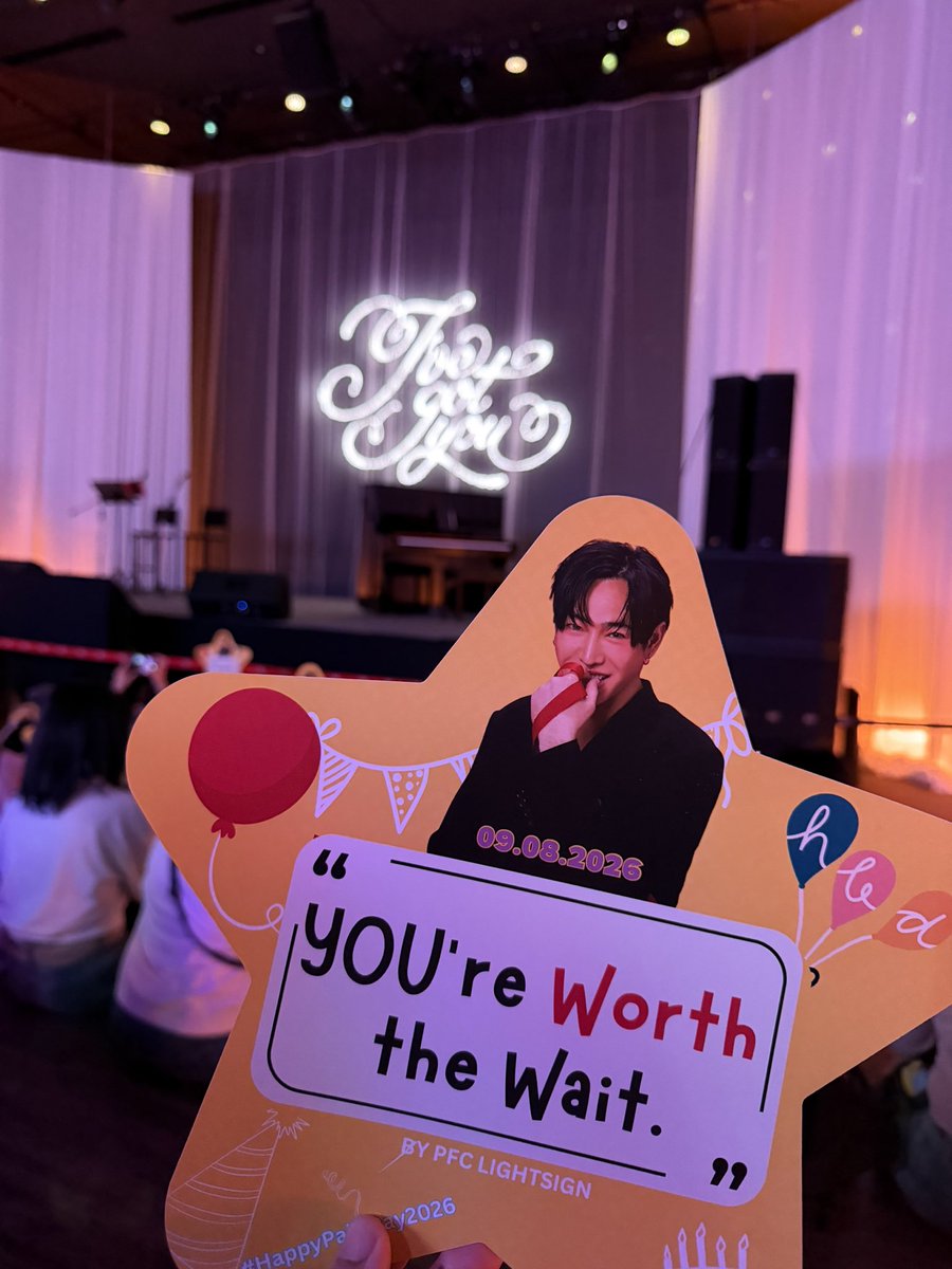 alwayspeck's tweet photo. ตอนรอผลิตขึ้นเวที  ดีใจที่ได้เจอนุชคุ้นหน้าคุ้นตากัน มีนุชถามว่าจำเค้าได้มั้ย นี่บอกจำได้ นุชพูดว่าขอบคุณที่ยังอยู่ 

นี่ก็อยากจะขอบคุณนุชทุกคนมากๆ จากใจที่ยังอยู่กันตรงนี้ 

เค้าเป็นมากกว่าศิลปินสำหรับพี่ไปแล้ว สำหรับพี่ เค้าคือครอบครัว  จะอยู่ดูแลกันแบบนี้ไปตลอดนะ

#เป๊กผลิตโชค https://t.co/SGaW96yR07