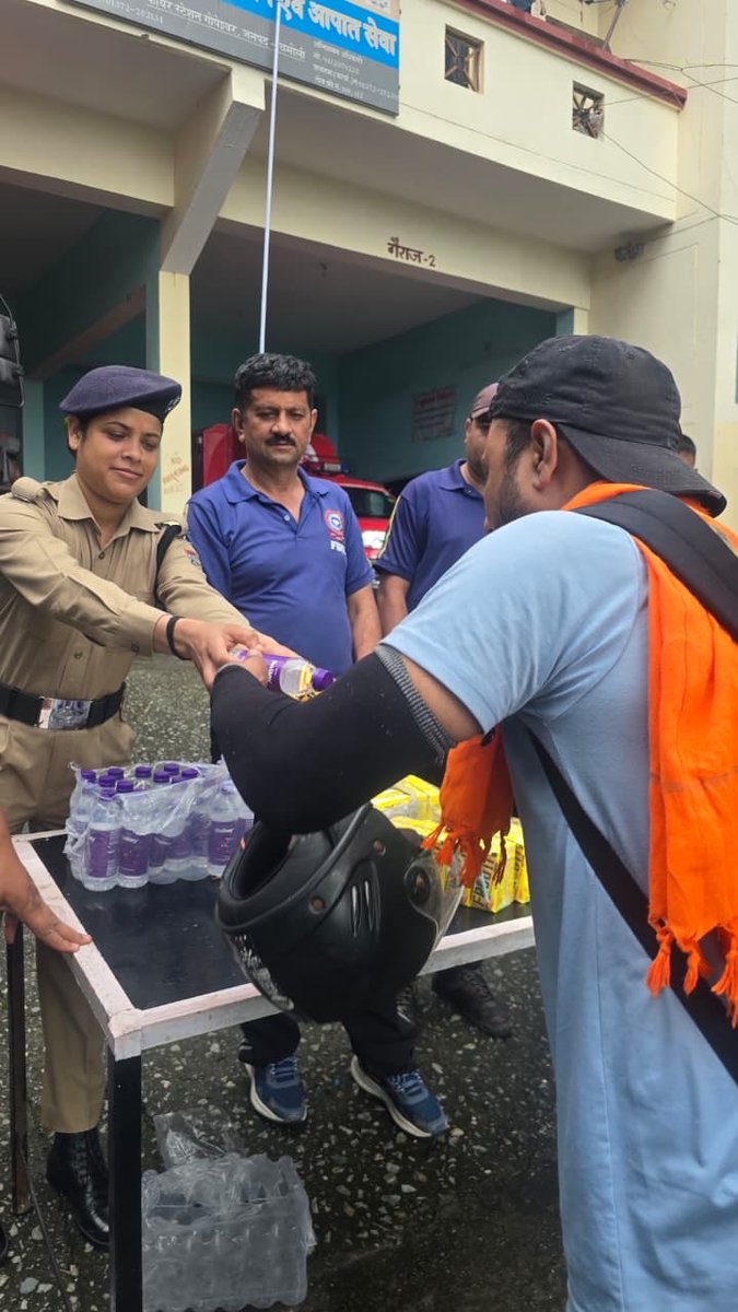 chamolipolice's tweet photo. वर्दी में फर्ज भी, इंसानियत भी…

कांवड़ यात्रा के दौरान दूर-दराज से आ रहे कांवड़ यात्रियों की राह आसान बनाने के लिए फायर स्टेशन गोपेश्वर के जवानों ने सेवा का हाथ बढ़ाया। https://t.co/QzB2MSs6ru