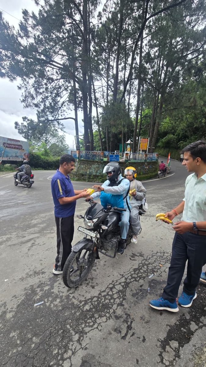 chamolipolice's tweet photo. वर्दी में फर्ज भी, इंसानियत भी…

कांवड़ यात्रा के दौरान दूर-दराज से आ रहे कांवड़ यात्रियों की राह आसान बनाने के लिए फायर स्टेशन गोपेश्वर के जवानों ने सेवा का हाथ बढ़ाया। https://t.co/QzB2MSs6ru
