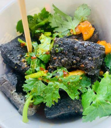 Xoxadd2's tweet photo. Craving late-night bites This crispy fried stinky tofu from the street cart hits different—spicy sauce, crunchy exterior, pure street food bliss! ， https://t.co/3aLIyTd614