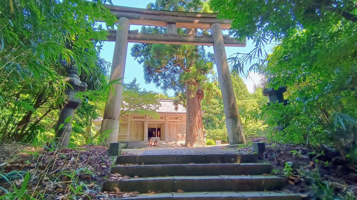 ikedy315's tweet photo. 本日は出羽一の宮『鳥海山大物忌神社』です。今日は『吹浦口之宮』『蕨岡口之宮』ふたつの里宮をめぐりました。
実は私の祖母が、吹浦口之宮の宮司の家系でありまして、ただのパワースポットではなく、浅からぬ縁があるのでございます。
いつか山頂の本社へも参りたい。（が、登山はイヤだなぁ） https://t.co/Nt9ehJCUCC