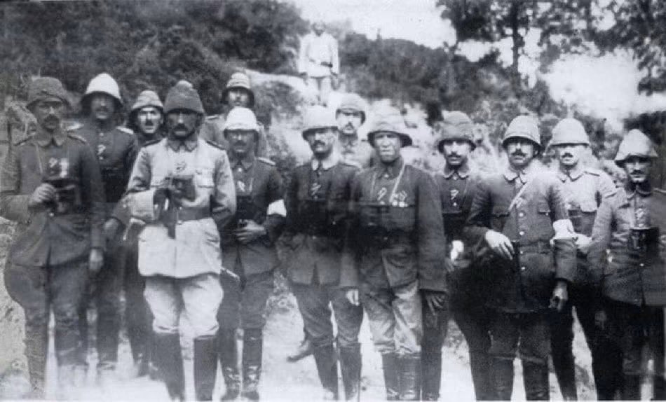 NaimBaburoglu's tweet photo. 10 Ağustos 1915, Conkbayırı Muharebesi... Mustafa Kemal saldırı anını anlatıyor:
“Gün doğmak üzere idi. Çadırımın önüne çıktım. Hücum edecek askeri görüyordum. Oradan hücumu yönetecektim. Gecenin karanlık perdesi tamamen kalkmıştı… Saatime baktım. Dört buçuğa geliyordu.
Gayet seri ve kısa bir denetleme yaptım. Yüksek sesle askerlere selam verdim ve dedim ki:
‘Askerler, karşımızdaki düşmanı yeneceğinize hiç şüphe yoktur. Fakat siz acele etmeyin. Önce ben ileri gideyim. Siz, ben kırbacımla işaret verdiğim zaman hep birden atılırsınız.’ Komutan ve subaylara da, işaretim için askerlerin dikkatini çekmelerini emrettim. Ondan sonra hücum safının önünde bir yere kadar gittim ve oradan kırbacımı havaya kaldırarak hücum işaretini verdim. Savaş meydanında saldırıyı seyrederken bir şarapnel parçası göğsümün sağ tarafına çarptı. Cebimde bulunan saati parça parça etti. Vücuduma nüfuz etmedi. Yalnız derin bir kan lekesi bıraktı… ”
Mustafa Kemal, üç bin yıl sonra, Truva’nın intikamını almıştı…
Savaş Tarihi, Mustafa Kemal’i kıskanır ama ona hakkını da verir. Tarih nankör değildir, bir hizmeti asla unutmaz…
#kemalyeri #conkbayırı #çanakkalemuharebeleri 
#atatürk