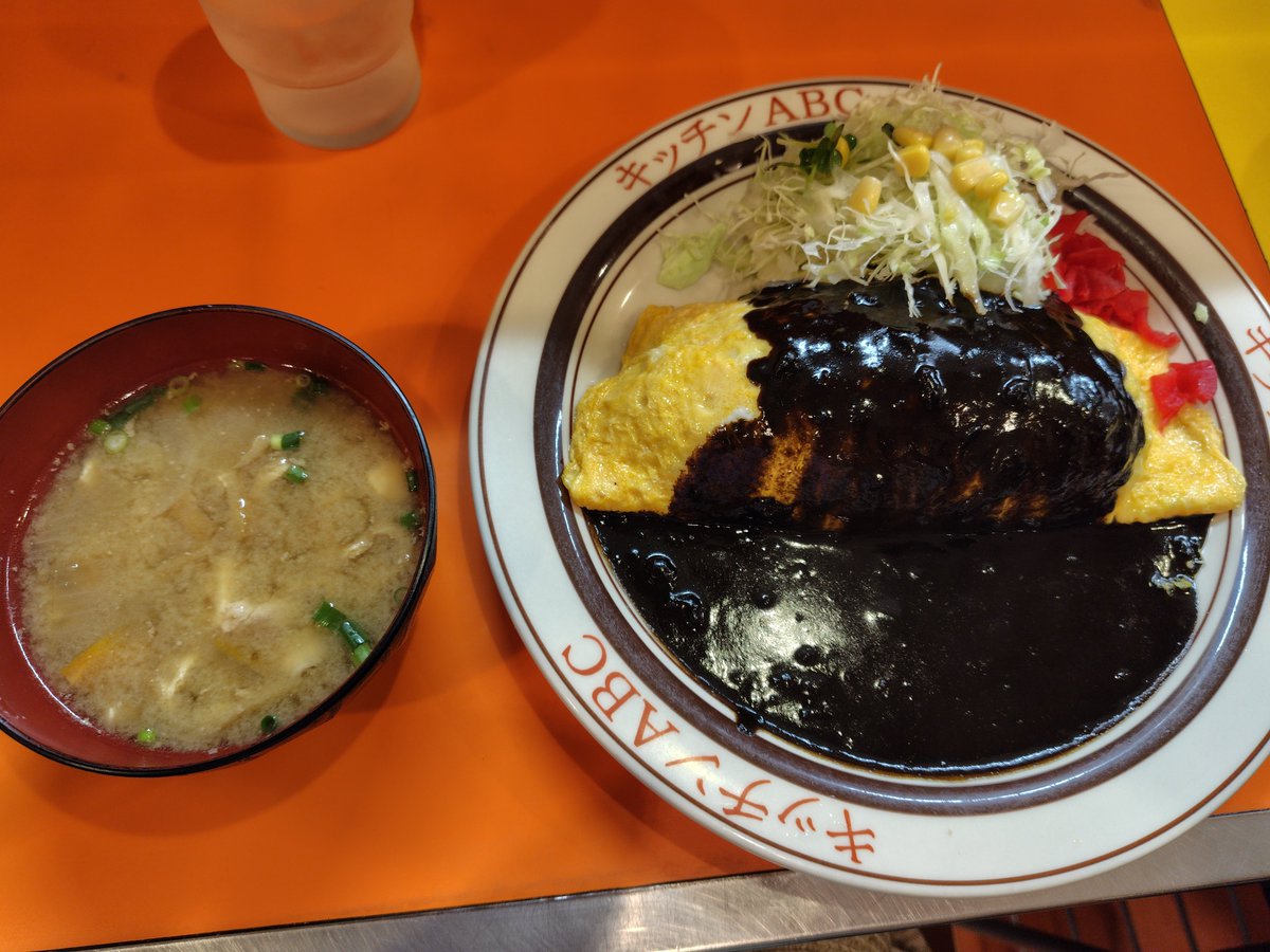 tm88395's tweet photo. オムカレー　黒いソースはカレー https://t.co/k9CtYX0lrH