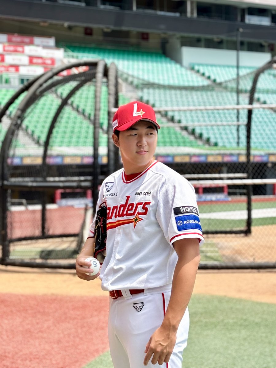 DUGOUTMAGAZINE's tweet photo. 김민준, 1년 만에 덕매로 금의환향 🎉

대구고 에이스 김민준, 문학산 효자⛰️☀️가 돼 덕매로 돌아오다👏🏻
류현진, 소형준에 이어 역대 3번째 고졸 신인 3연속 퀄리티 스타트를 기록한 슈퍼 루키!🎖️🎖️🎖️
랜더스의 차세대 에이스로 이륙 중인🛫 김민준의 이야기를 185호에서 만나 보세요!  

***

💌 185호(26년 9월 호) 예약 판매

2026. 8. 14. (금) 12:00 OPEN
대단한미디어 네이버 스마트스토어

***

#더그아웃매거진 #185호
#SSG랜더스 #김민준