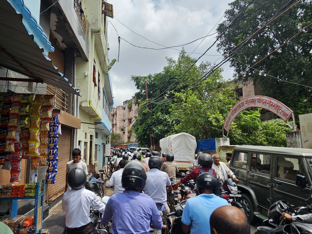 meninuit's tweet photo. @Dm_Gorakhpur @gorakhprtraffic If you think this is patriotism, think again as this caused a havoc in the city as all arterial roads were closed. There was police deployed to stop people entering Golghar, railway station areas but no person to take care of traffic movement. https://t.co/dvQadQt0ZI