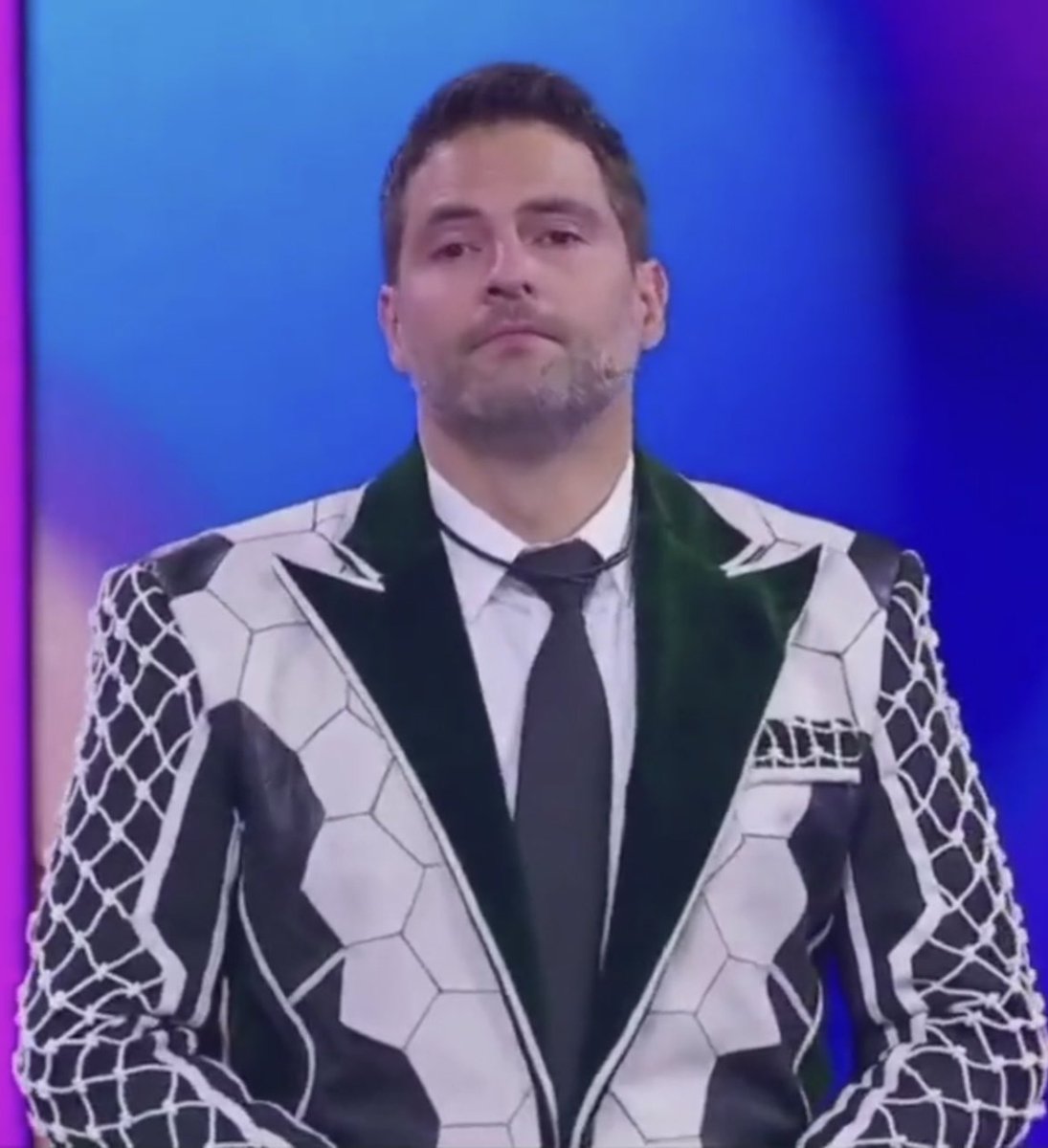 katttears's tweet photo. Que irónico que a Memo Schutz es al que más se le ha criticado la vestimenta pero a la vez es el ÚNICO que se ha hecho viral por los outfits tan icónicos que nos ha dado. 🫦

#LaCasaDeLosFamososMx https://t.co/7h3l8yCNX6