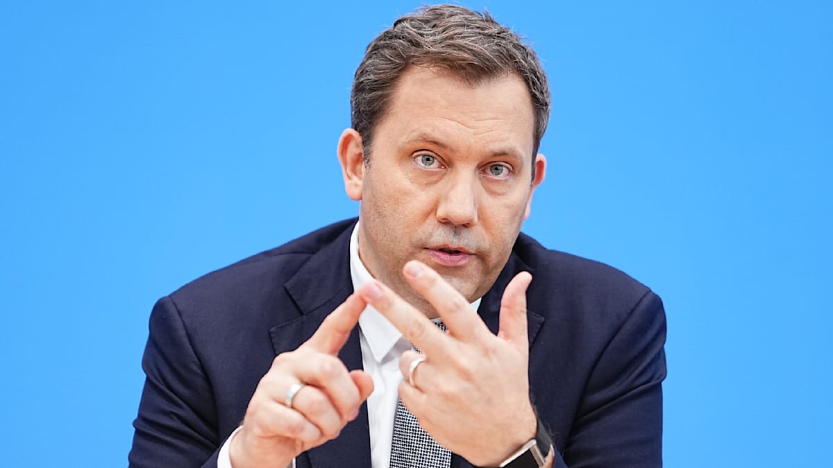 welt's tweet photo. „Nicht erklärbar“ – Steuerzahlerbund bezeichnet Klingbeils Steuerpläne als „Scherz“ https://t.co/jsFNULwC6z https://t.co/FWBsie2CL9