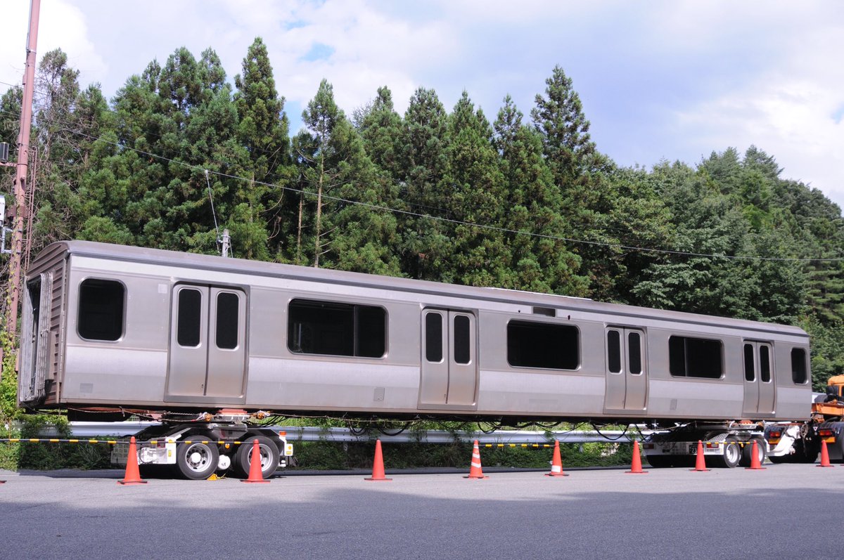 cocojpn_train's tweet photo. 長野総合車両センターからE217系の中間車（モハE216-208）が陸送されていると聞き、あれもしかして？と思い行ったら居ました。おそらく同形式を見るのもこれが最後でしょう。 https://t.co/2cpVw6ad5b