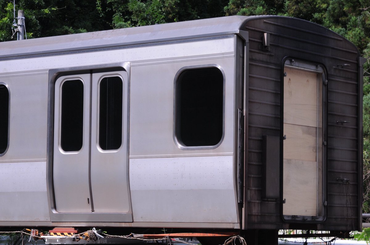 cocojpn_train's tweet photo. 長野総合車両センターからE217系の中間車（モハE216-208）が陸送されていると聞き、あれもしかして？と思い行ったら居ました。おそらく同形式を見るのもこれが最後でしょう。 https://t.co/2cpVw6ad5b