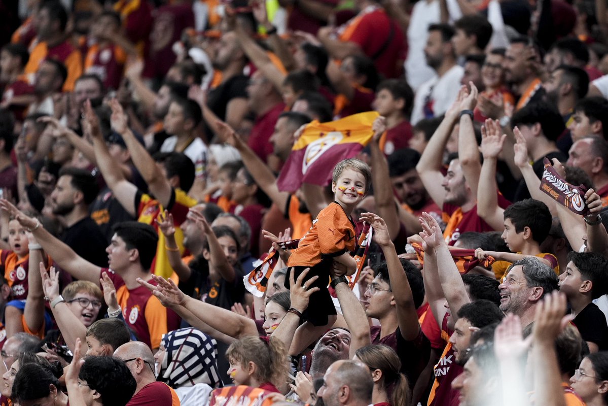 GalatasaraySK's tweet photo. Günaydın #Galatasaray Ailesi https://t.co/INrGYFcBmn