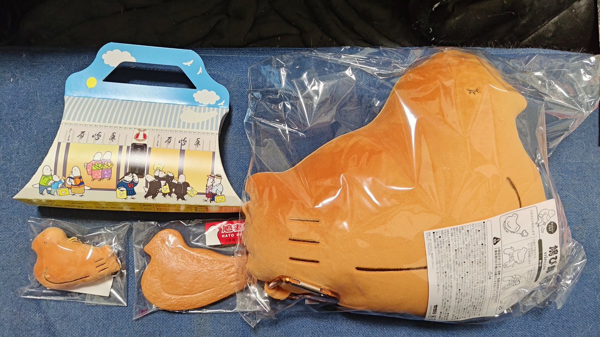 stada0630's tweet photo. もう一つの目的だった豊島屋本店で購入鳩ぴ郎とその他本店グッズ😌
鳩ぴ郎はネックピロウに可変する鳩さん🥰
後はキーホルダーと鏡と、限定デザイン鳩サブレー😌とご来店印？？
#豊島屋 #鳩サブレー https://t.co/z7G4GVQWQS