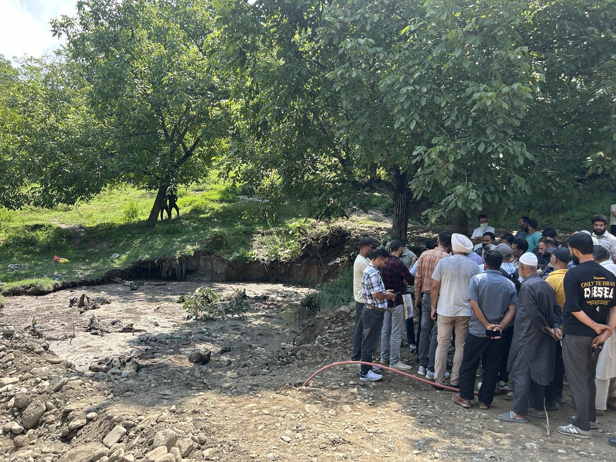 TheQuantum__'s tweet photo. Requesting @GeologyMiningJK to visit Buchoo Tral, where the borewell collapse occurred. The site is currently being filled with boulders, but a proper geological survey should be conducted to determine whether filling it is the best solution or if there are better alternatives. https://t.co/SFGIn41WFD