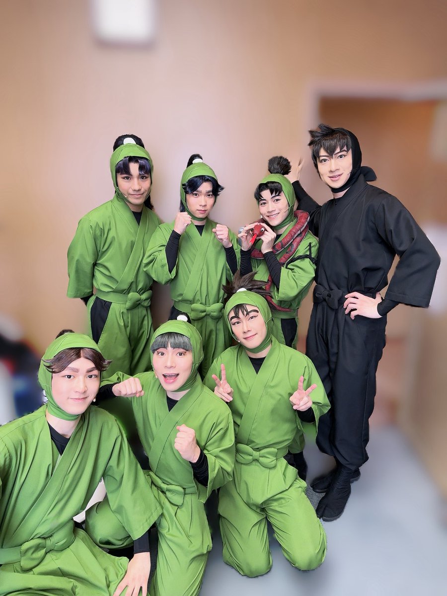 ikko0305cho's tweet photo. 舞台「忍たま乱太郎」第4期 
〜みんなニコニコ、はい、どうぞ〜
東京千秋楽公演

全員揃って千秋楽を迎えることができました！ここから大阪・姫路へと向かっていきますが、誰一人かけることなく最後までみなさまに笑いと元気と勇気を届けていけるよう精進してまいります🫡

三年生with引率の先生。 https://t.co/dCe2t2z5Eu