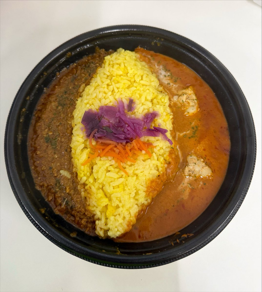 pikkarin78_db's tweet photo. お盆やと言うのにカレンダーの通りに働いています
こんな時間に昼ごはんやけどエリックサウス監修のカレーあるから全てを許した https://t.co/Nq1gtbOZma