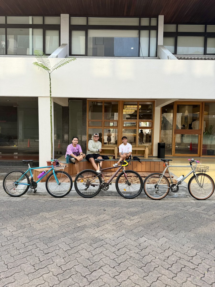 adammmsan's tweet photo. Salah satu kegiatan yang menyehatkan jasmani, rohani, dan instastory☀️🚲✌🏼 https://t.co/KzvkX0zjcH