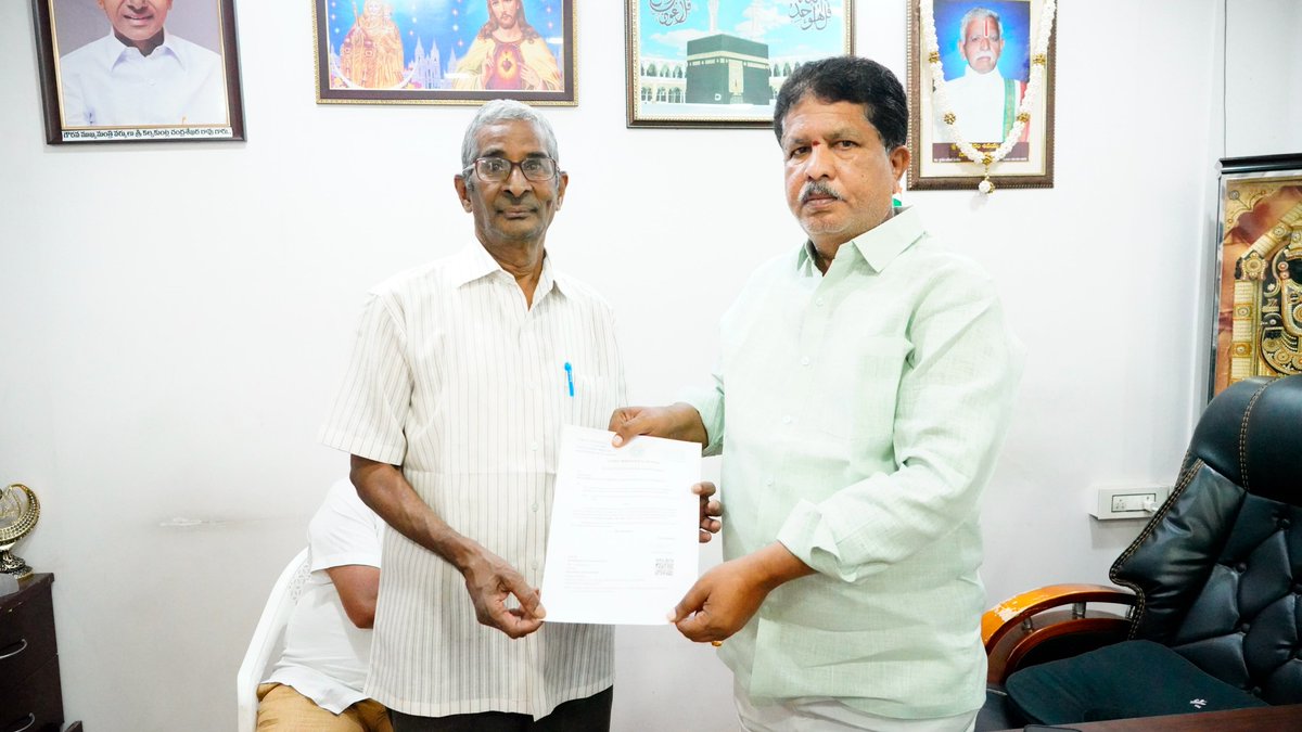 mkrkkpmla's tweet photo. తేదీ : 10.08.26 సోమవారం నాడు క్యాంపు కార్యాలయం లో @kkpmla చేతుల మీదుగా  సి.యం. ఆర్ ఎఫ్ ఫండ్స్ ద్వారా  రూ.2,00,000 చెక్కును కెపిహెచ్ బి డివిజన్ కు చెందిన ముదునూరి విజయలక్ష్మి (భర్త:యం.ఎస్.ఎన్. రాజు) కు అందచేశారు. https://t.co/CONCcoC90M