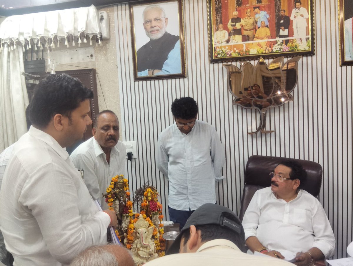 upjnretah's tweet photo. दिनांक 09.08.2026 को अधिशासी अभियंता, उत्तर प्रदेश जल निगम (ग्रामीण) द्वारा संसदीय क्षेत्र आगरा के माननीय सांसद श्री सत्य पाल सिंह बघेल जी से शिष्टाचार भेंट की गई।

भेंट के दौरान जल जीवन मिशन के अंतर्गत संचालित विभिन्न ग्रामीण पेयजल योजनाओं की प्रगति की समीक्षा की गई। साथ ही, ग्रामीण क्षेत्रों में जलापूर्ति की प्रभावी निगरानी, शिकायतों के त्वरित निस्तारण एवं जनसहभागिता को सुदृढ़ बनाने के उद्देश्य से जल सारथी ऐप की उपयोगिता एवं कार्यप्रणाली के संबंध में जानकारी साझा की गई।

उत्तर प्रदेश जल निगम (ग्रामीण) द्वारा “हर घर जल” के संकल्प को साकार करने हेतु पूर्ण प्रतिबद्धता के साथ निरंतर कार्य किया जा रहा है। 💧🇮🇳

@upswsm @PIBWater @DoWRRDGR_MoJS @spsinghbaghelpr @CRPaatil @DM_Etah @CDO_Etah

#JalJeevanMission #HarGharJal #JalSarthi #UttarPradesh #Agra #Etah #UPJalNigamGramin