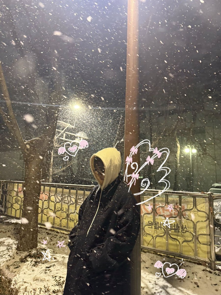 envmixsa's tweet photo. happiest of birthdays to my number one giant mountain rockstar kitty 🎸🐈‍⬛

i’m not sure i’ve made it obvious enough yet but i’ve been a 탯프 through and through since the beginning. despite your attempts to look intimidating and chic, unfortunately your cuteness and kindheartedness overtakes that. 

your passion towards music and your dedication to your work is so endearing, and i admire how much care you have for everyone and everything in the world. i’ve been lucky enough to see you perform more than five times, and each time you never fail to amaze me with how much awe you have in your eyes and how much fun you have while performing on the stage – that’s what an artist should be doing anyways, having fun on stage while loving the music !!!

i hope your passion for music, composing, playing the bass, performing on stage, loving onedoor, never burns out within this lifetime. i hope today is not the only day taesan is happy, but you are happy every day for the rest of your lifetime ♡

#온세상이_태산이로_가득한날
#its_T_time
#夏の主人公テサンの誕生