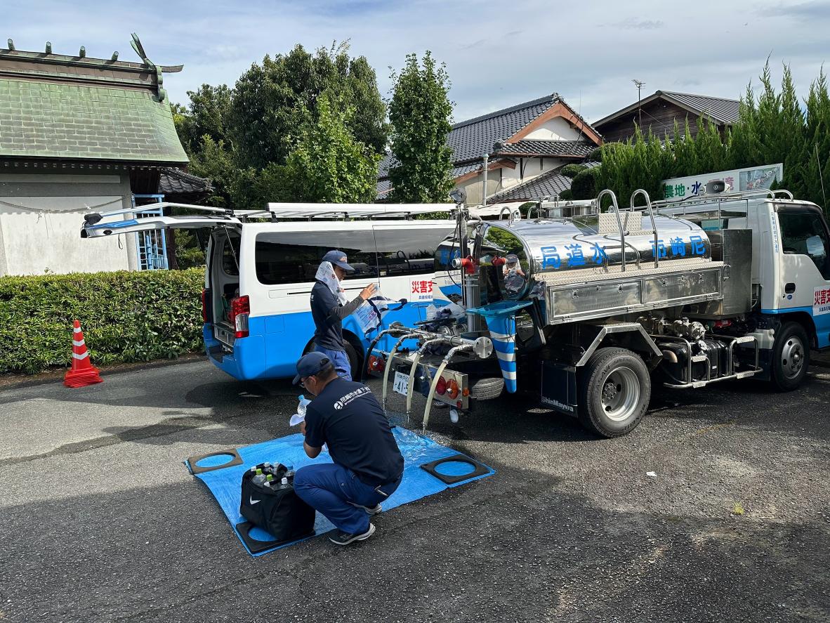 AmaJougesui's tweet photo. 被災地での応急給水活動の様子です！
八代市を中心に、公民館で飲み水を配ったり、介護施設や病院のタンクに水を補給したりしています💧
あと数日活動が続きますが、最後まで頑張ります✋
#災害派遣　#応急給水　#熊本地震 https://t.co/uPh0GkANIZ