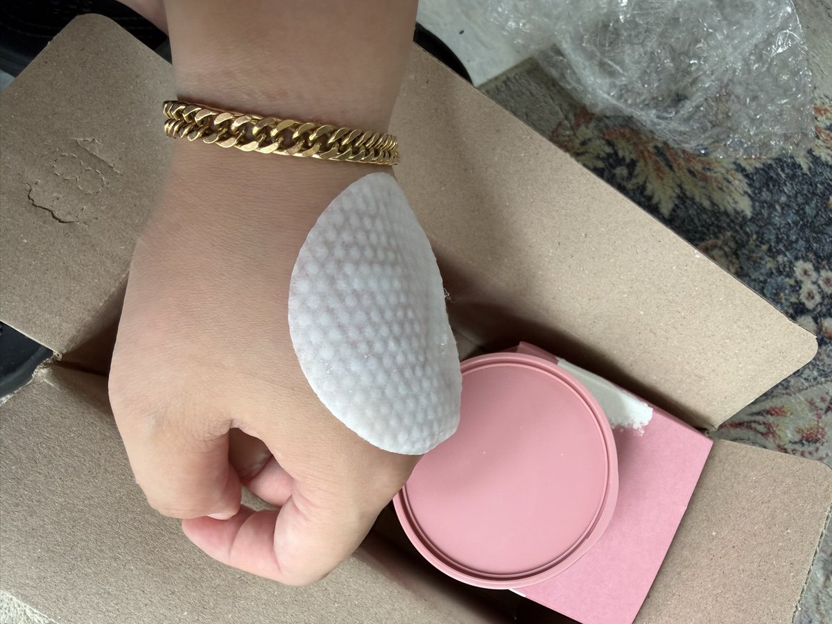 xxerika19900115's tweet photo. メイクオフに必須なクレンジングパッドです。大容量で毎日惜しみ無く使えるところが気に入りました。ピンクのパッケージでかわいいです。
#VERAMORE #韓国コスメ #クレンジング #クレンジングパッド #低刺激 #メイク #大容量 https://t.co/2iO352OtHZ