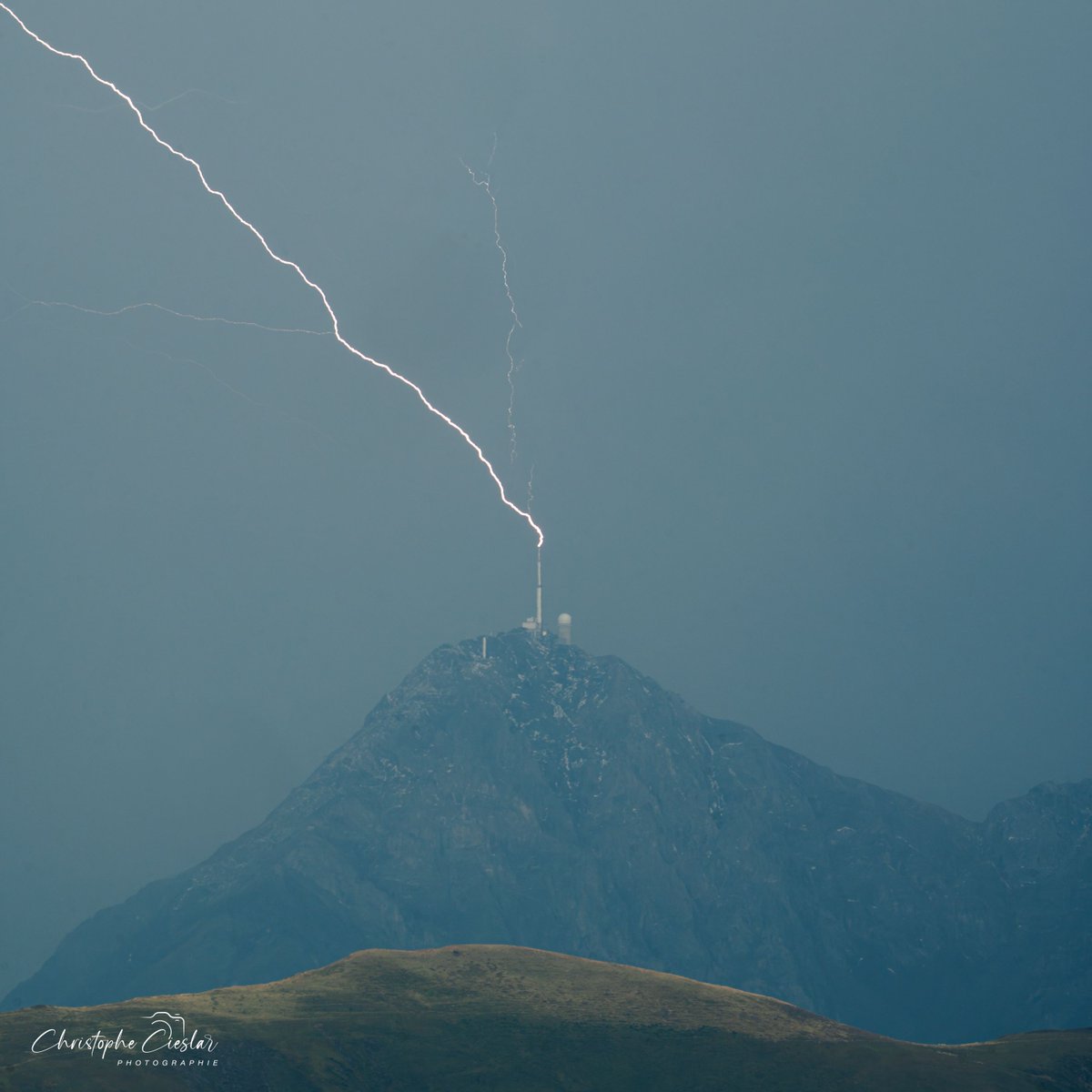 KeraunosObs's tweet photo. ⚡️ Superbe impact de foudre sur le Pic du Midi samedi, vu depuis 25 km environ et photographié par Christophe Cielsar. https://t.co/FrcsOVbnpJ