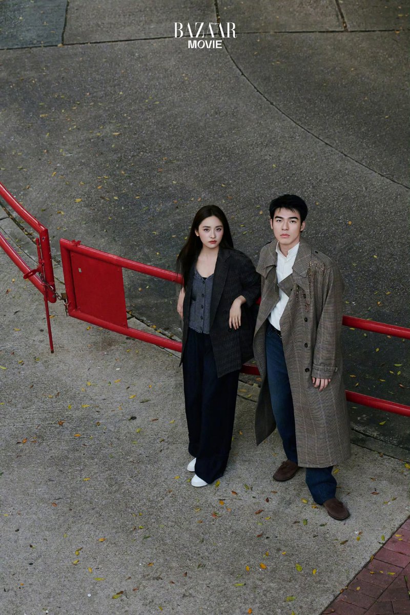 ShenYue_TH's tweet photo. #ShenYue x BAZAAR MOVIE Magazine 
#เสิ่นเยว่  และ #เฉินเฮ่าเซิน  วิ่งไปท่ามกลางแสงแดด ☀️
นำเรื่องราวของ 《#七月的一天 / #OneDayInJuly》 เข้ามาสู่บรรยากาศฤดูร้อนบนเกาะฮ่องกง
อาชี (阿七) และสือซาน (十三) ยืนเคียงข้างกัน
ท่ามกลางแสงอาทิตย์ที่ส่องลอดผ่านช่องว่างระหว่างอาคาร
พวกเขากำความกล้าที่อบอุ่นเอาไว้แน่น—
ความกล้าที่จะร่วมกันเขียนเส้นทางชีวิตของตัวเองขึ้นมาใหม่
เรื่องราวในภาพยังไม่จบ... แล้วเราจะกลับมาพบกันอีกครั้ง 🤍✨
