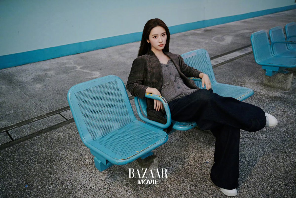 ShenYue_TH's tweet photo. #ShenYue x BAZAAR MOVIE Magazine 
#เสิ่นเยว่  และ #เฉินเฮ่าเซิน  วิ่งไปท่ามกลางแสงแดด ☀️
นำเรื่องราวของ 《#七月的一天 / #OneDayInJuly》 เข้ามาสู่บรรยากาศฤดูร้อนบนเกาะฮ่องกง
อาชี (阿七) และสือซาน (十三) ยืนเคียงข้างกัน
ท่ามกลางแสงอาทิตย์ที่ส่องลอดผ่านช่องว่างระหว่างอาคาร
พวกเขากำความกล้าที่อบอุ่นเอาไว้แน่น—
ความกล้าที่จะร่วมกันเขียนเส้นทางชีวิตของตัวเองขึ้นมาใหม่
เรื่องราวในภาพยังไม่จบ... แล้วเราจะกลับมาพบกันอีกครั้ง 🤍✨