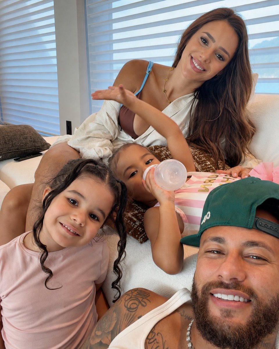 BahityaRonaldo's tweet photo. Neymar Jr with his wife and daughters❤️ https://t.co/pLwDFNoFqm