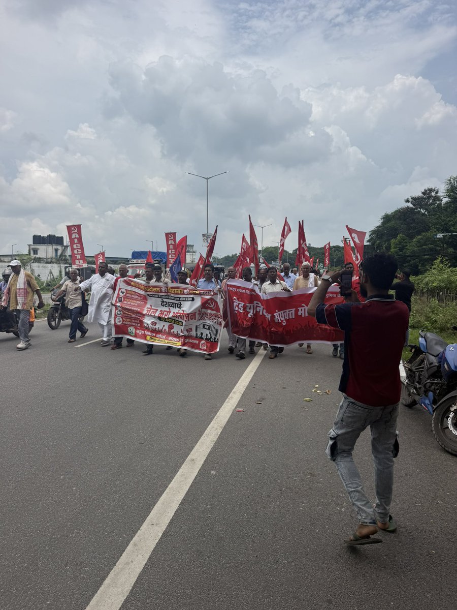 marineravin's tweet photo. One group started from bokaro airport road and is marching towards Chas bridge. All the groups have been asked to come to bridge for “Jail bharo andolan” called by all the Left parties. #jailbharoandolan https://t.co/IEz9kfYVAe