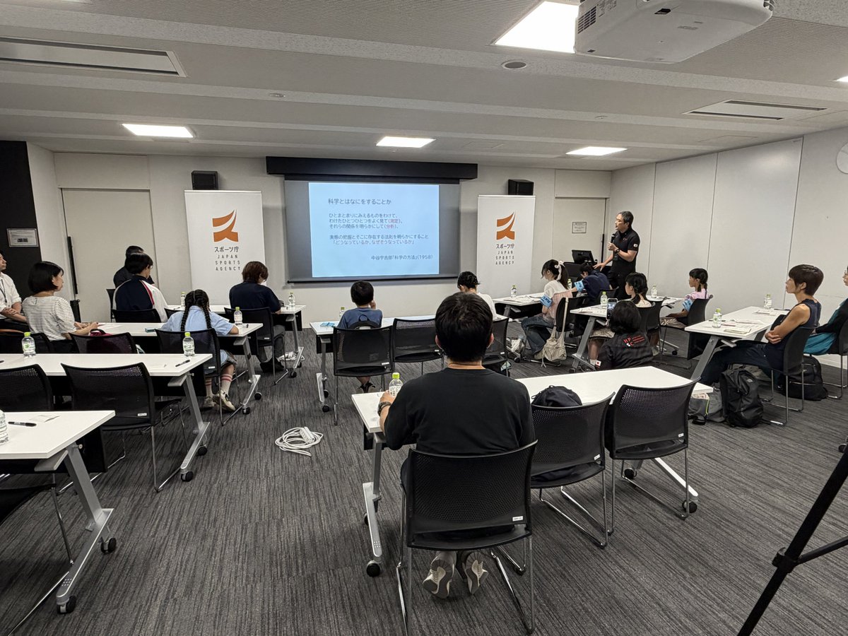 sports_JSA's tweet photo. #ハイパフォーマンススポーツセンター(#HPSC)にて「ささえるスポーツ」をテーマに『#スポーツ庁 子供記者体験会』開催
7月22日、#小学生新聞 #中高生新聞 の #子供記者 の皆さんが体験会に参加し #国立スポーツ科学センター(#JISS)に在籍する スポーツ医・科学 の研究員の方からお話を伺いました https://t.co/wBXuJg7AxG