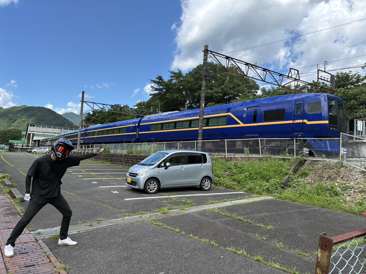 sharr1210's tweet photo. なんか青い電車見つけた https://t.co/UcsHC2aP9O