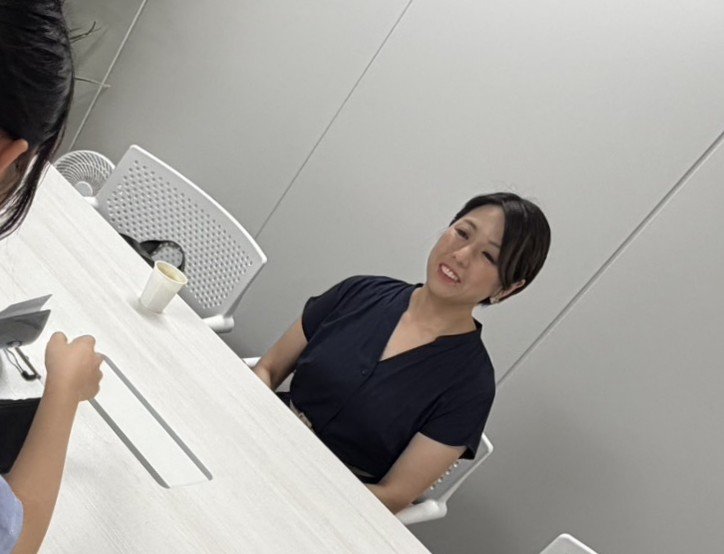 morikokku's tweet photo. 高校生のインタビューを受けました✨興味のある職業についてインタビューをする！と言う学校の課題で、ナレーターに興味のある女の子からのご依頼✨しっかりアポ取って凄いなぁと思いながら、実際お話をしているとめちゃしっかりしててオバちゃん感心✨
いっぱい色んな経験積んで人生楽しんでね💕 https://t.co/fvzuWJHnjg