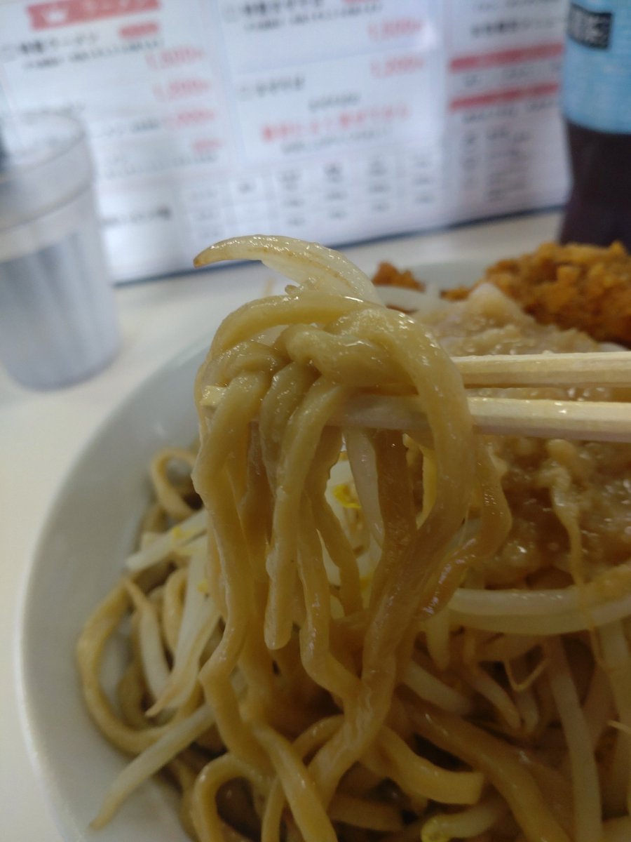 MK11779950's tweet photo. 107 坂戸　国武屋ドカ盛り研究所　ブタ姫
特製ラーメン　にんにく抜きアブラ増し
唐揚げが乗っているお店と言えばあのお店を思い出す。
お初だったのでとりあえず普通で。
食べやすい感じで美味。
しっかり完飲までしました。 https://t.co/LM8ISoI9p0