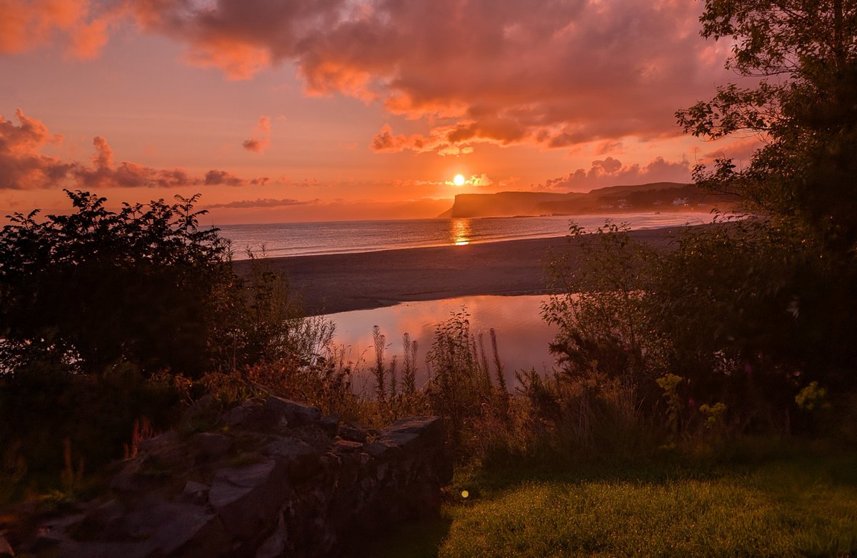annlizkelly's tweet photo. Sunrise in Ballycastle @bbcniweather @UTV @deric_tv @R_Faragher @linzilima @bbcweather  @LoveBallymena @WeatherCee  @Louise_utv @WeatherAisling @barrabest @Ailser99 @angie_weather @geoff_maskell @Ali_Totten @organicbotanic https://t.co/IgVmNI3PNJ