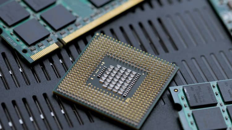 cometbidtech's tweet photo. 𝗔𝗜 𝗜𝗦 𝗠𝗔𝗞𝗜𝗡𝗚 𝗬𝗢𝗨𝗥 𝗡𝗘𝗫𝗧 𝗣𝗛𝗢𝗡𝗘 𝗠𝗢𝗥𝗘 𝗘𝗫𝗣𝗘𝗡𝗦𝗜𝗩𝗘

The global AI boom is creating an unexpected problem for smartphone manufacturers: memory.

https://t.co/Vsow9plT83

#TCTF #ArtificialIntelligence #Technology #Semiconductors #AI #Apple #Innovation https://t.co/l8JW8GPbCD