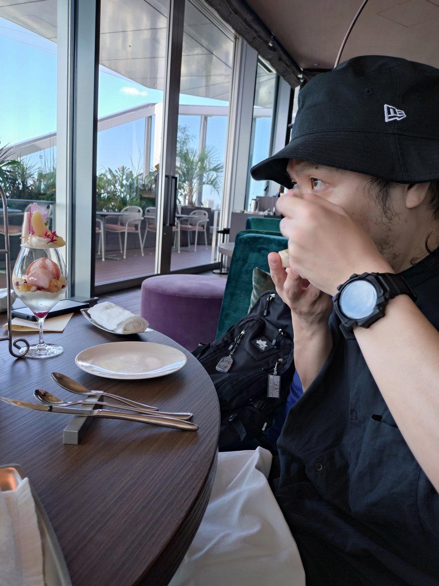 groove0221's tweet photo. アフタヌーンティーにがっつく男 https://t.co/HHkwpfxmSL