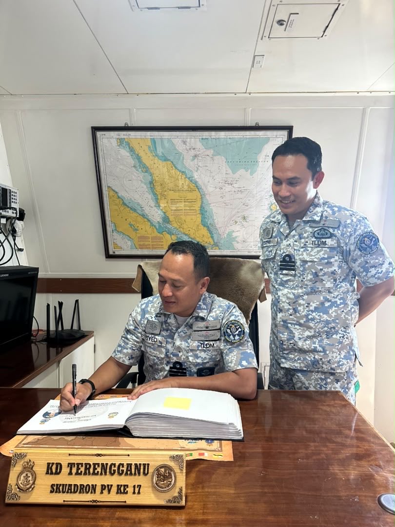 kd_terengganu's tweet photo. “Satu Semangat, Satu Kekuatan” ⚓🇲🇾

Kunjungan Hormat Pegawai Memerintah KD BADIK, KD SUNDANG dan KD RENCONG sempena Eks KERISMAS 29/26 mencerminkan jalinan erat dan semangat kebersamaan, di samping memperkukuh kerjasama dalam mendukung kelancaran dan kejayaan eksesais. https://t.co/QPzW1vxW9N
