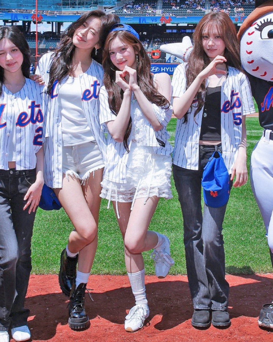 LIEMEQUE_INFO's tweet photo. 아이브(#IVE) 이서(#LEESEO)님 260727 MLB New York Mets 착장 정보

Brand: 리메크 #LIEMEQUE #LIEMÉQUE
Item: 엔젤 레이스 투투 미니 스커트 팬츠 화이트
Angel Lace Tutu Mini Skort WHITE

#IVE #아이브 #DIVE #다이브 #LEESEO #이서 #IVELEESEO #아이브이서 #MLB #NewYorkMets #Mets #이서착장 #이서패션 #아이브착장 #아이브패션 #아이돌착장 #아이돌패션 #연예인착장 #셀럽착장 #KpopFashion #KpopStyle #KpopOutfit #OOTD #리메크

이미지 출처: MLB 공식 X @MLB, 인스타그램 @mets, @angela3128